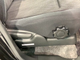 シートハイトアジャスターが付いているので運転姿勢を調整するのに便利ですね。身長に合ったシートポジションは安全運転や疲労軽減にもつながります。