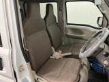 【フロントシート】さまざまな体格の方が快適に運転ができるよう配慮したシートになっております。