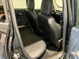 【リアシート】屋根までの高さがある車のため、大人の方でも圧迫感が少なく乗車出来ます。足元は広く取られているため、ゆったりとお乗り頂けます。