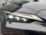 【三眼LEDヘッドライト】スタイリッシュな見た目の三眼LEDヘッドライトを装備♪スタイルだけでなく、夜間の走行も視界良好で安心してお乗りいただけます。