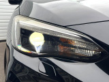 【LEDヘッドライト】悪天候や夜間走行時も良好な視界を確保し安心して運転できる高輝度LEDヘッドライトを装備!点灯速度が早く、消費電力も抑えられています。