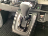 インパネシフトを採用しているので、前席の足元も広々としています。運転席と助手席の行き来もスムーズです!