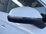 ●アウディサイドアシスト『後方の死角を並走する車両を検知しドアミラーの内側のLEDが点灯。ドライバーに注意を促し事故を未然に防ぐシステムです。』