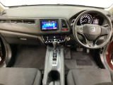車内は光触媒抗菌消臭施工済です。インパネ周りはスタイリッシュなデザインで機能や装備も充実しています。グローブボックスやカップホルダーのほかにトレーなどたくさんの収納スペースが付いています。