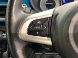 ステアリングにオーディオ操作スイッチが付いています。オーディオ画面に直接タッチしなくても操作が出来ますので、運転に集中できます。