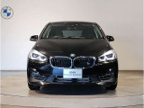 【BMWの伝統-1】BMWの特徴的な“キドニーグリル”は、80年以上続く伝統の形でございます。変わらないこだわりのデザインが、プレミアムブランド“BMW”を創り出します。