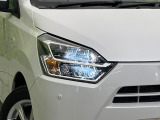【LEDヘッドライト】悪天候や夜間走行時も良好な視界を確保し安心して運転できる高輝度LEDヘッドライトを装備!点灯速度が早く、消費電力も抑えられています。