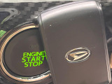 【キーフリーシステム】カバンやポケットに入れたままでもドアの施錠・解錠が可能なスマートキーを装備。エンジンのオン・オフ時もカギを取り出す必要が無いからとっても便利です♪