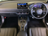車内は光触媒抗菌消臭施工済です。インパネ周りはスタイリッシュなデザインで機能や装備も充実しています。グローブボックスやカップホルダーのほかにトレーなどたくさんの収納スペースが付いています。