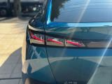 テールランプはライオンの爪あとをイメージさせるデザインです。LEDのコンビネーションランプで、おしゃれさを演出いたします。