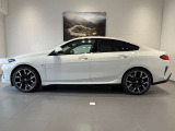 BMWではロングホイールベースの採用をしており、すべての車種に適用され、走行中の安定感の向上されております。また室内空間の広さにも貢献しております。