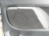 ●Burmesterサラウンドシステム:ハイエンドオーディオ専門メーカーが手掛ける車専用のプレミアムスピーカーを装備。多数のスピーカーから、音の粒立ちまで分かる高品質な音楽をお楽しみいただけます。