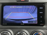 バックでの駐停車時に助かるバックモニター付きです。