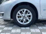 純正アルミホイール。タイヤサイズは185/65R15です。