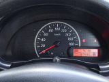【メーターパネル】素早く車の情報が読み取れる、視認性に優れたシンプルなデザインのメーターパネルです。