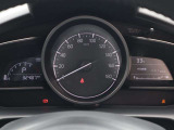 CX-3のメーターは、ドライバーの使いやすさを重視したシンプルなデザインが特徴です。中央に大きな円形のメーターが一つ配置され、その左右にはデジタル表示で様々な情報が表示されます。