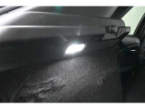 ラゲージルーム側面にはライトを装備。夜間のお荷物の出し入れに役立ちます。