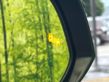 【ブラインドスポットモニター】走行中、ドアミラーの死角になりやすい箇所に後続車が接近するとサイドミラーのレンズに警告を表示!ドライバーに注意喚起をしてくれます。