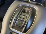 シフトはセレクトレバーのなくなったエレクトリックギアセレクターになっています。下に電子制御パーキングブレーキがあります。スイッチひとつでブレーキ力を自動的に最適制御できるパーキングシステムです。