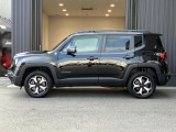 【ホイールアーチ】台形ホイールアーチはJeep伝統のデザインです。採用している理由は諸説ありますが、オフロードを走行する際にタイヤとボディが干渉しあわないよう配慮した作りにするためとなります。