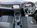 インテリアはブラックを基調とした内装になっております。飽きの来ないドイツ車らしい内装です。