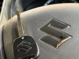 【キーレス】少し離れた場所からでもボタン一つでドアの開錠・施錠ができるのでとっても便利!ドアの鍵穴周りに傷をつけることもありません♪