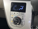 【オートエアコン】一度お好みの温度に設定すれば、車内の温度を検知し風量や温度を自動で調整。暑い…寒い…と何度もスイッチ操作をする必要はありません。快適な車内空間には必須の機能ですね♪