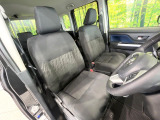 運転席まわりには十分なスペースがあり、大柄な方でもゆったり運転していただける環境です。