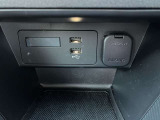 お手元のスマートフォンと接続して頂く事で使用可能な「Apple CarPlay/Android Auto」電話の応答は勿論、メッセージの受信やLINE、音楽接続からナビアプリの使用まで幅広く活躍致します。