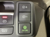 【ECONモード(イーコン)】クルマの動きを管理するシステムです。燃費を優先に自動制御されるもので、低燃費走行を自然にできるようになります。