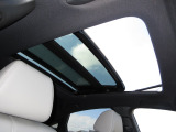 サンルーフ付きです。昼は気持ちよい風を取り入れたり、シェードを開けておくことにより車内が明るくなります。夜はシートを倒せば流れ星が流れたり星がたくさん見えるかも・・わくわくする装備ですね!