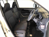 運転席の座面高さを調整できるシートリフターが付いています。フロントシートはベンチシートを採用で、座面も広く使い勝手もいいですよ♪