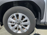純正アルミ。タイヤサイズは205/65R16、現在は夏タイヤ装着で残り溝は約6ミリです