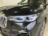BMWレーザーライト:ハイビーム点灯時の照射距離を従来のロービームの約2倍に相当する最長600mまで可能にします。アクティブヘッドライトが含まれ、ブルーのデザインアクセントも装備されます。