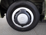 ホイールは車のデザインにマッチした専用タイプです。