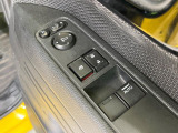 【電動格納ミラー】サイドミラーは電動格納式となっており、狭い駐車場でもキズがつくリスクを抑えられます。