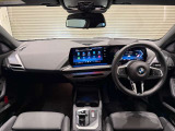 BMWの運転席はドライバーオリエンテッドという構造を採用。ドライバー目線の操作がしやすい設計になっており、ドライブ中にも目線の移動が少なく運転中にも簡単に操作ができます。
