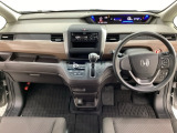 車内は光触媒抗菌消臭施工済です。インパネ周りはスタイリッシュなデザインで機能や装備も充実しています。グローブボックスやカップホルダーのほかにトレーなどたくさんの収納スペースが付いています。