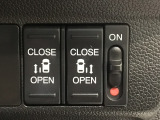 【両側パワースライドドア】両側がパワースライドドアになっており、運転席のスイッチやスマートキーでも開閉が可能です!開口部も広いので乗り降りも楽々♪