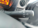 車外の暗さを検知し、自動でライトを点灯させるオートライト機能付きヘッドライト☆消し忘れの心配もございません。