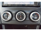 オートエアコンのお車ですので室内の温度をスムーズに調整してくれます♪