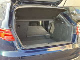 開口部が低く設定されているので、荷物の積み下ろしがスムーズに行えます。更に分割可倒式リアシートの採用でシートのバックレストを倒すと、大きく長い荷物も積み込めます。
