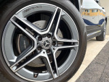 ●純正19インチアルミホイール:輸入車ならではの卓越した走りを支えるホイールと足回りです!日本車の走りに慣れている方にもぜひ体感して頂きたいほど、高いレベルでまとまっています!