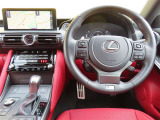 これぞ高級車といえる室内。全体のパネルの作りなど、普通のクルマとはレベルが違います。細かな装備にもこだわりが見えます。安全装備も高級レベルです。