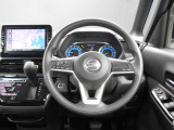ステアリングハンドルです。オーディオコントロールスイッチが付いて運転中でも手元でオーディオの操作が出来て便利ですよ。