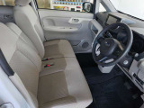 フラットシートですのでとっても広々とした運転席です。