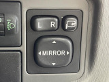 【電動格納ミラー】サイドミラーは電動格納式となっており、狭い駐車場でもキズがつくリスクを抑えられます。