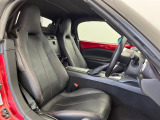 運転席まわりには十分なスペースがあり、大柄な方でもゆったり運転していただける環境です。
