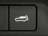 【パワーバックドア】スマートキーや運転席のボタンを押すだけでリアゲートが自動で開閉します!荷物を持っている時や、高い位置にあるバックドアを閉める際に便利な機能です♪