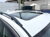 【サンルーフ】開放感たっぷりの希少装備、サンルーフが装着されています!車内に明かりを取り入れたり景色を楽しむ以外にも、車内の空気も簡単に換気できて快適です!